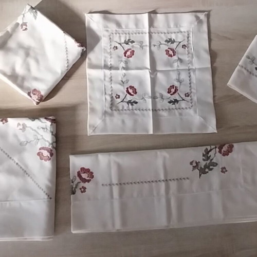 Set of 5 table linens with machine embroidery like new