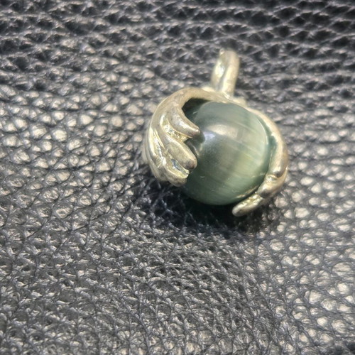 Vintage pendant with cat's eye gemstone, like new