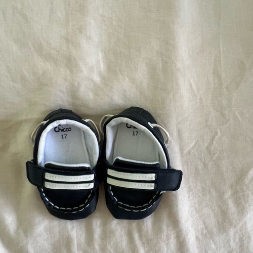 Chicco baby shoes size 17 like new, blue classic design