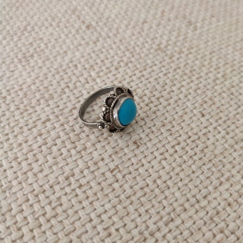 Silver vintage ring stamped 100 with turquoise stone in very good condition
