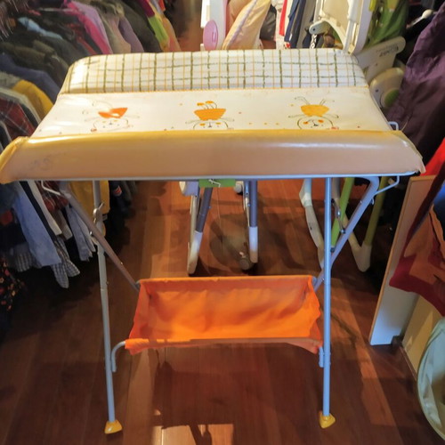 Changing table with stand used with new cover and compatible bathtub