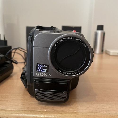 Sony Handycam Video8 Camcorder NightShot 0 Lux 18x Optical Zoom excellent condition