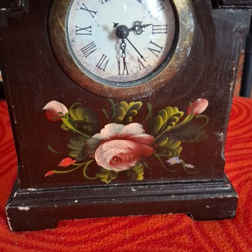 Mantel clock tabletop used with hand-painted flowers