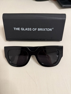 The Glass of Brixton women's sunglasses with black acetate frame and grey lenses BS264 00