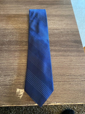 DKNY tie 100% silk like new, blue