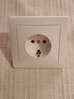 Επιτοίχια πρίζα σουκο καινούργια, λευκή