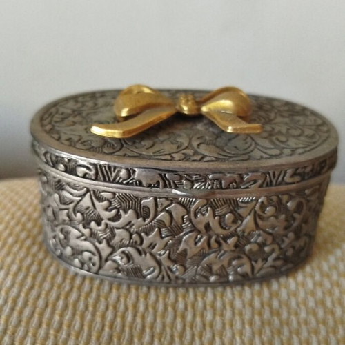 Vintage oval jewelry box silver plated, satin interior, like new