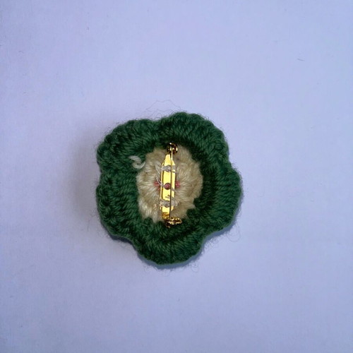Knitted flower brooch like new with pink pearl
