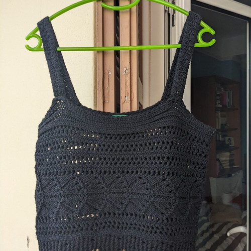 Benetton wool crop top black like new, size Medium