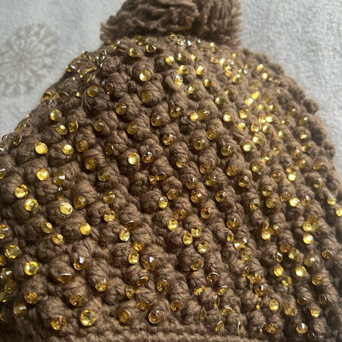Women's knit cap like new with rhinestones brown