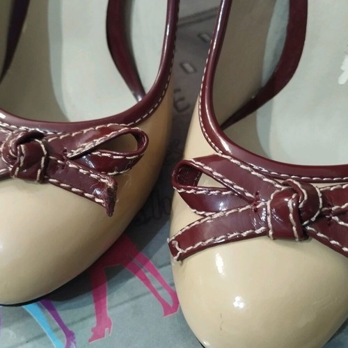 Beige patent leather pumps with burgundy bow like new