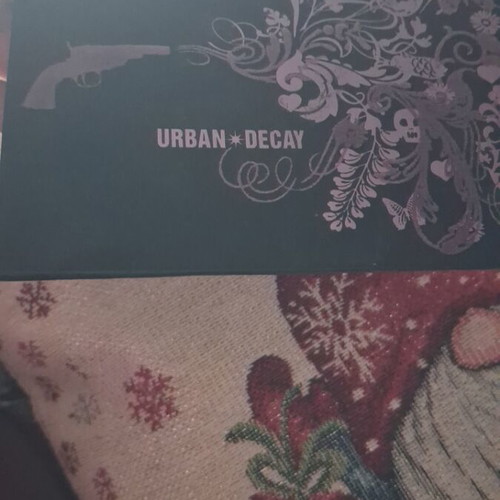Urban Decay eyeshadow palette used