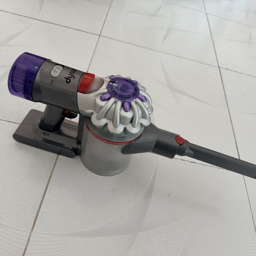 Dyson V8 Advanced rechargeable stick and handheld vacuum like new