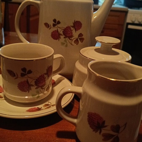 Tea set like new with teapot, creamer, sugar bowl and 6 cups