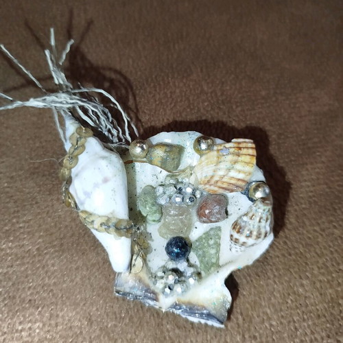 Handmade pins with shells like new, set of 2
