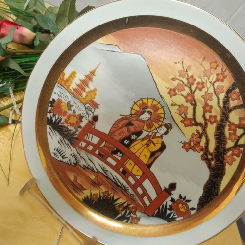Japanese plate with gold and silver new, with stand, 35 years old