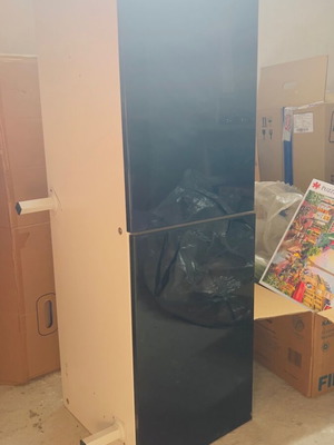 Ραφιέρα τηλεόρασης Besta/IKEA μεταχειρισμένη με μαύρες γυαλιστερές πόρτες και μεταλλικά πόδια 120cm