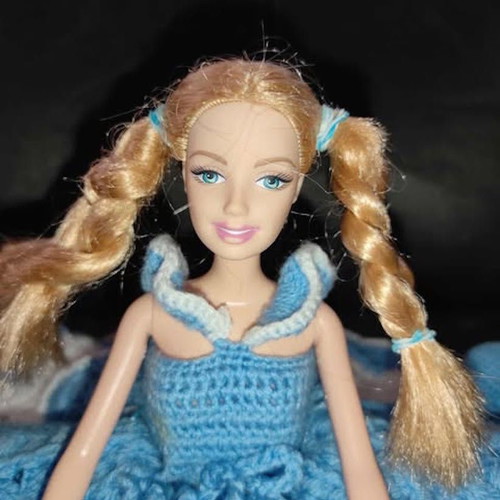 Barbie με χειροποίητο πλεκτό φόρεμα σαν καινούργια