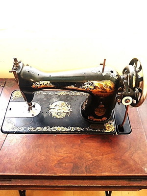 Singer sewing machine early 1900s with original cast iron base