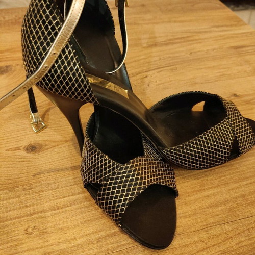 Slingback heel like new, size 38, black and gold