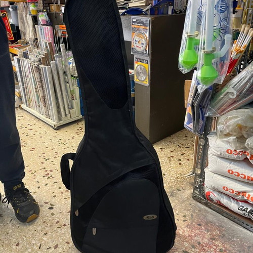 Yamaha C 40 guitar like new, strings need replacement