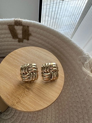 Earrings new in gold color