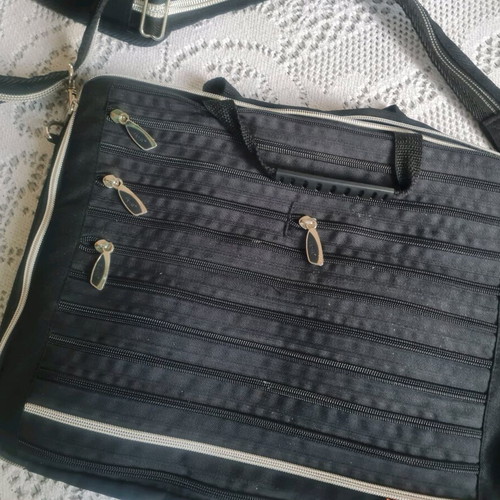 Laptop bag like new, black with multiple compartments and adjustable shoulder strap