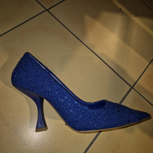 Iris Shoes blue pump like new, 9 cm heel