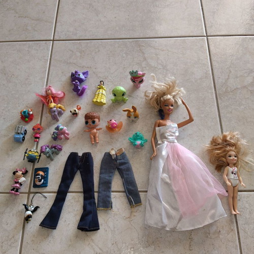 Dolls, clothes and more, pack
