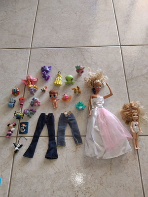 Dolls, clothes and more, pack
