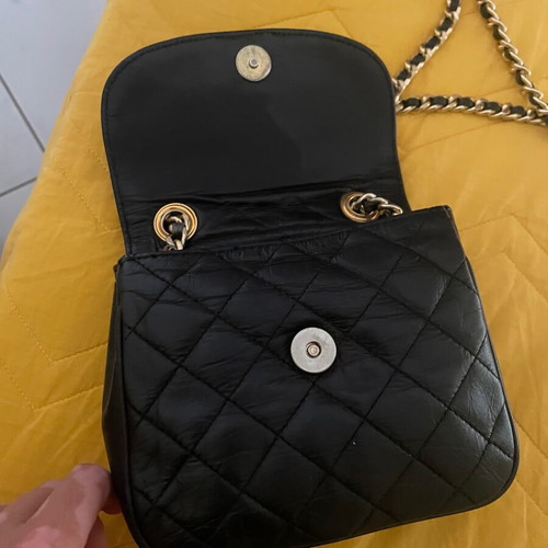 Shoulder bag used with black chain detail