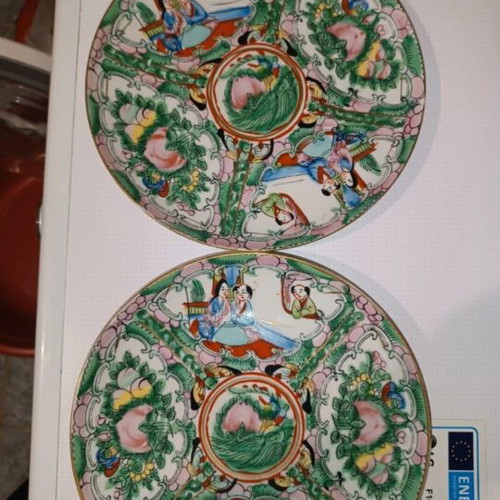 Vintage Chinese Style Porcelain Plates Set Rose Medallion, like new, 2 pcs
