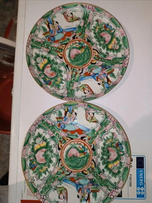 Vintage Chinese Style Porcelain Plates Set Rose Medallion, like new, 2 pcs