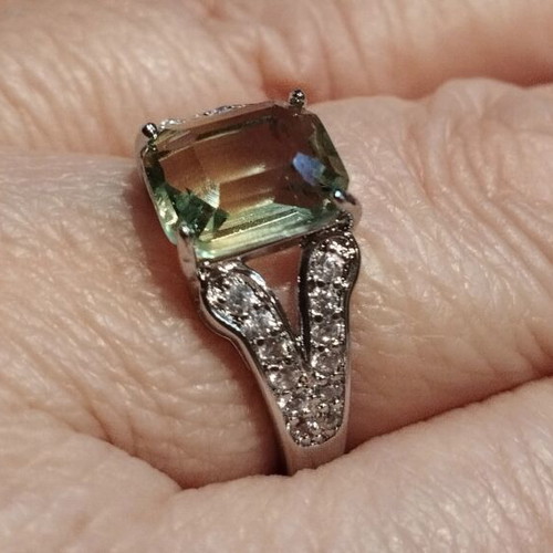 Green stone ring Elegance, like new, silver and green