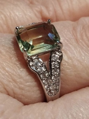 Green stone ring Elegance, like new, silver and green