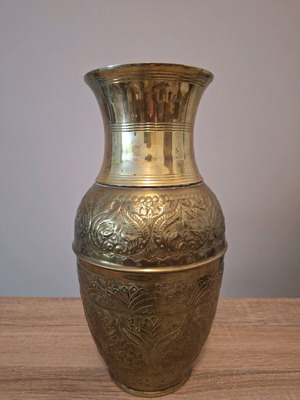Bronze Giannina flower vase like new, gold carved vase