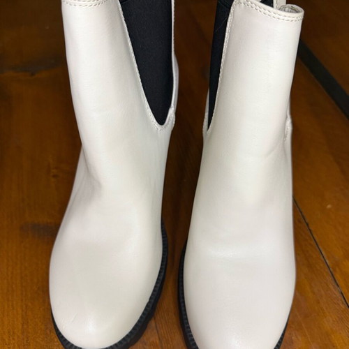 Chelsea boots white like new with chunky tread sole, size 38