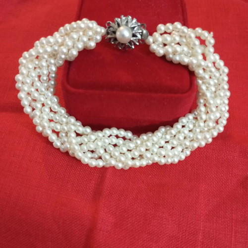 Bracelet with faux pearls and metal clasp like new