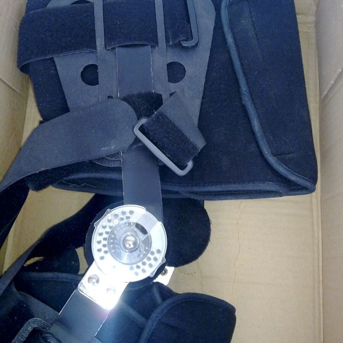 Adjustable Knee Brace with Goniometer like new