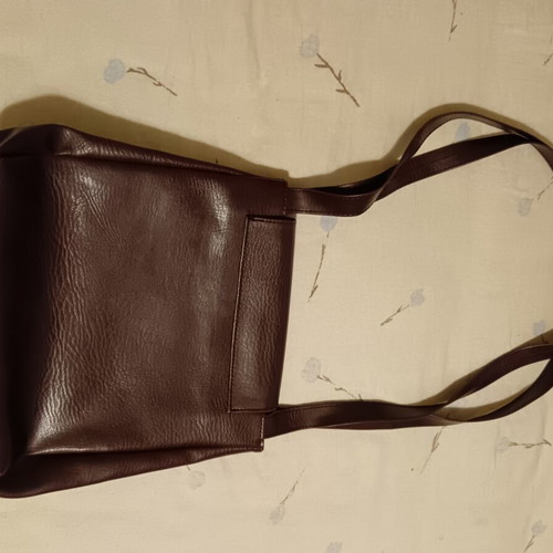 Women's brown shoulder bag with three inner compartments