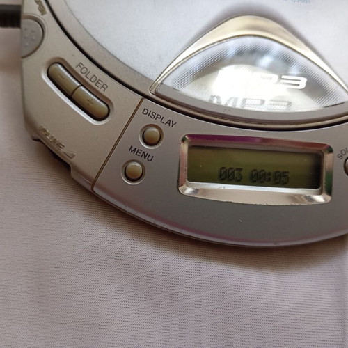Sony MP3 CD Walkman D-CJ501 used with original charger and in-ear headphones