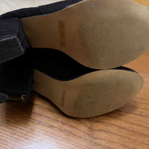 Ankle boots size 41 used, black with heel repair needed