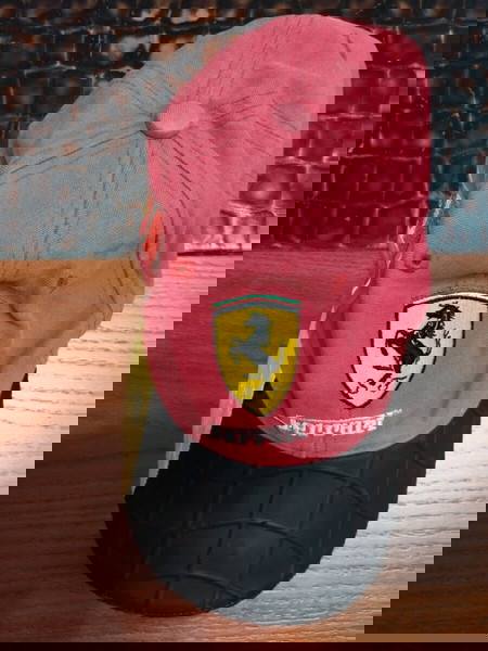 Καπέλο Ferrari.
