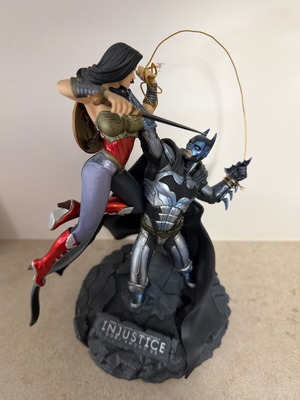 Injustice: Gods Among Us Collector's Edition Statue like new