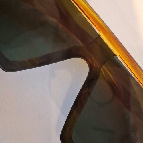 Square sunglasses used yellow and green