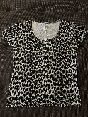 Animal Print Top L leopard pattern, like new