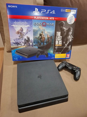 PlayStation 4 console with 1 joystick and 17 games, 1TB