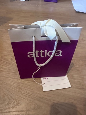 attica δωροεπιταγή αξίας 300€, με ισχύ 5 ετών