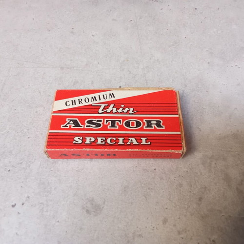 Package of vintage Thin Astro Special collectible razors new, 1980s