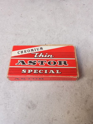 Package of vintage Thin Astro Special collectible razors new, 1980s